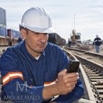 Ingeniero en vías ferroviarias con cell phone